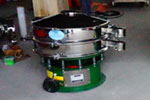 800型單層三次元振動篩，產量可達800kg/h。